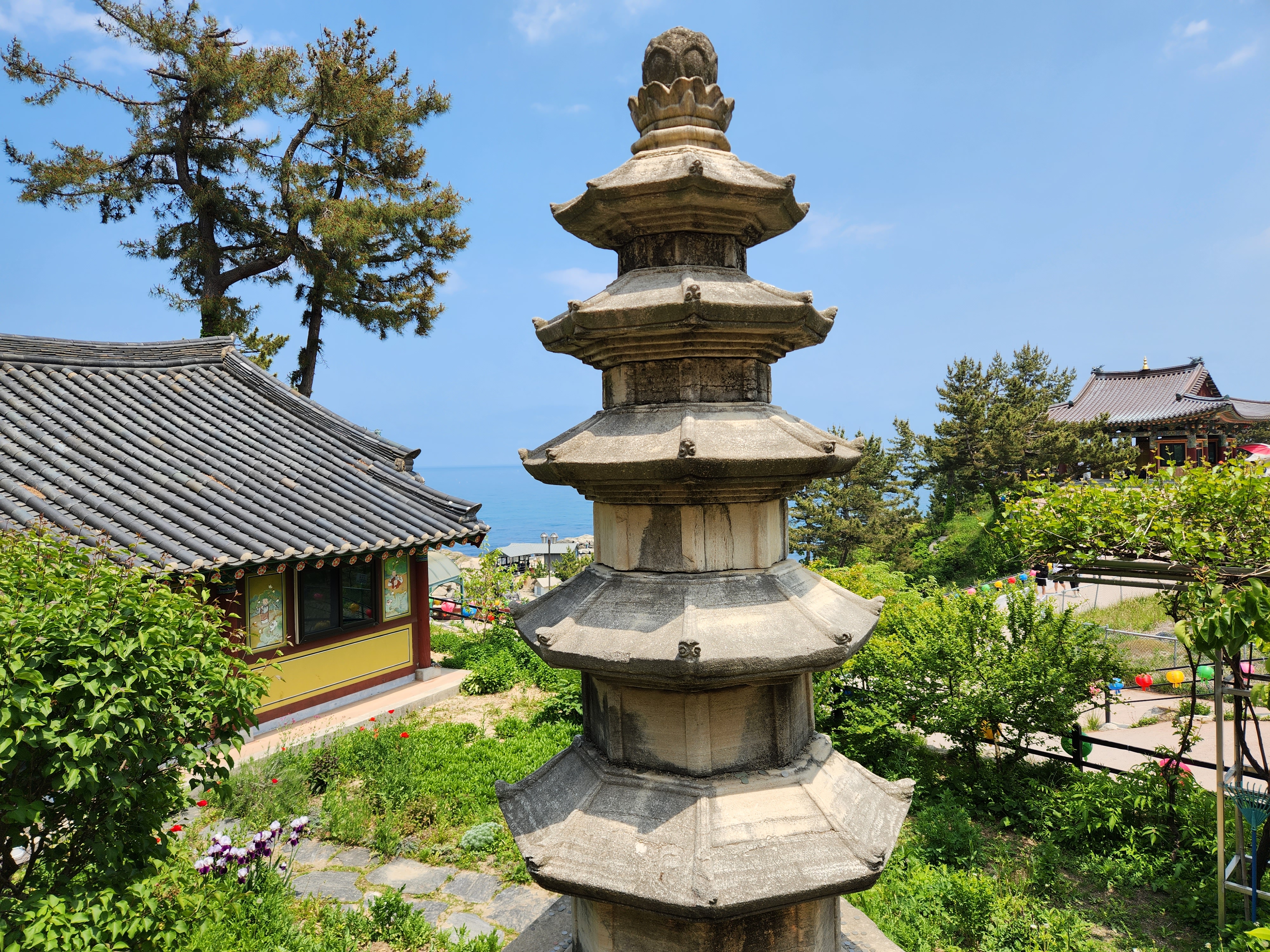 돌길을 유도선 삼아 기암과 하늘을 한 프레임에.