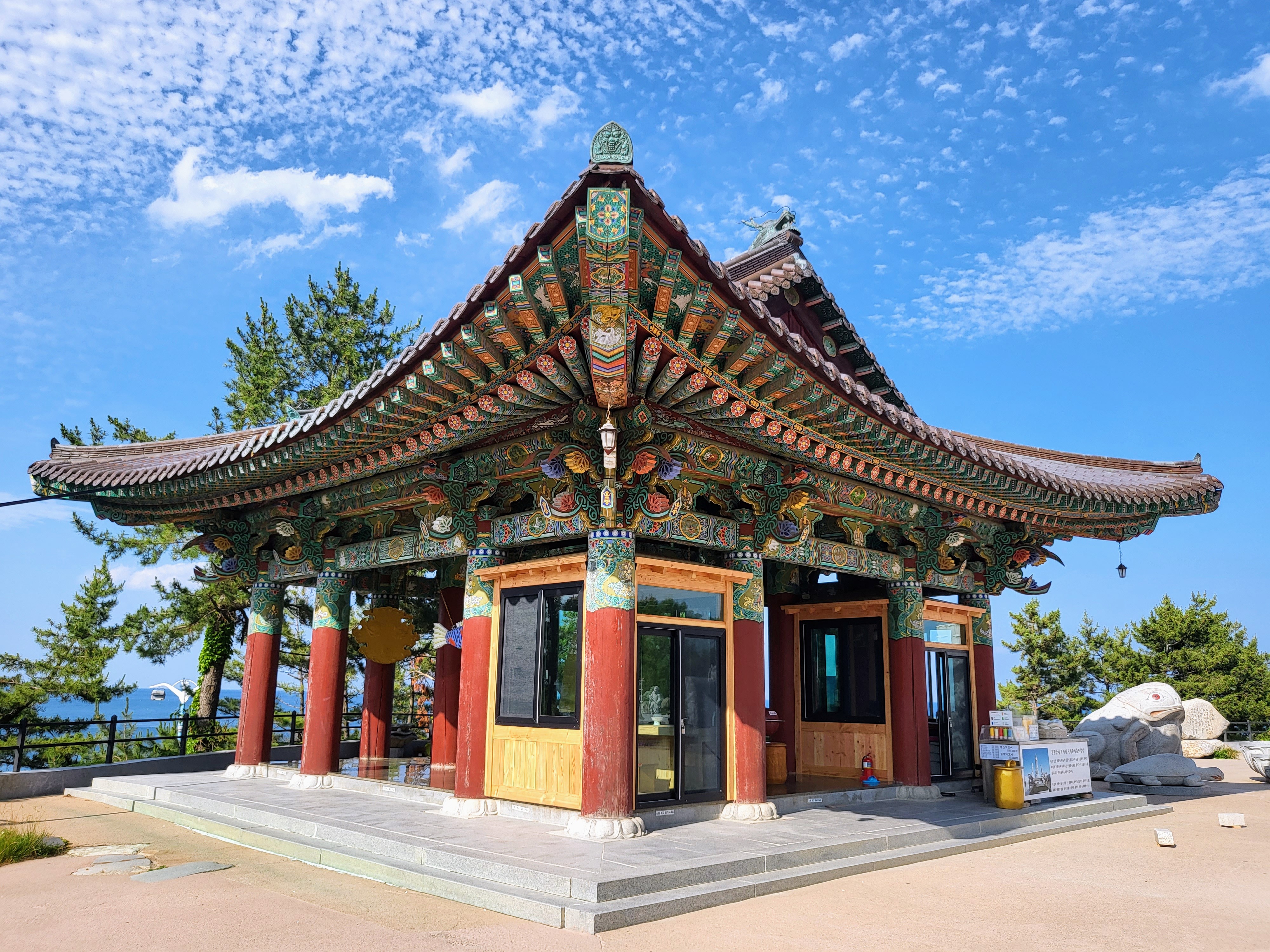 동해용왕상 클로즈업, 바다를敬하는 민간 신앙을 이어감.