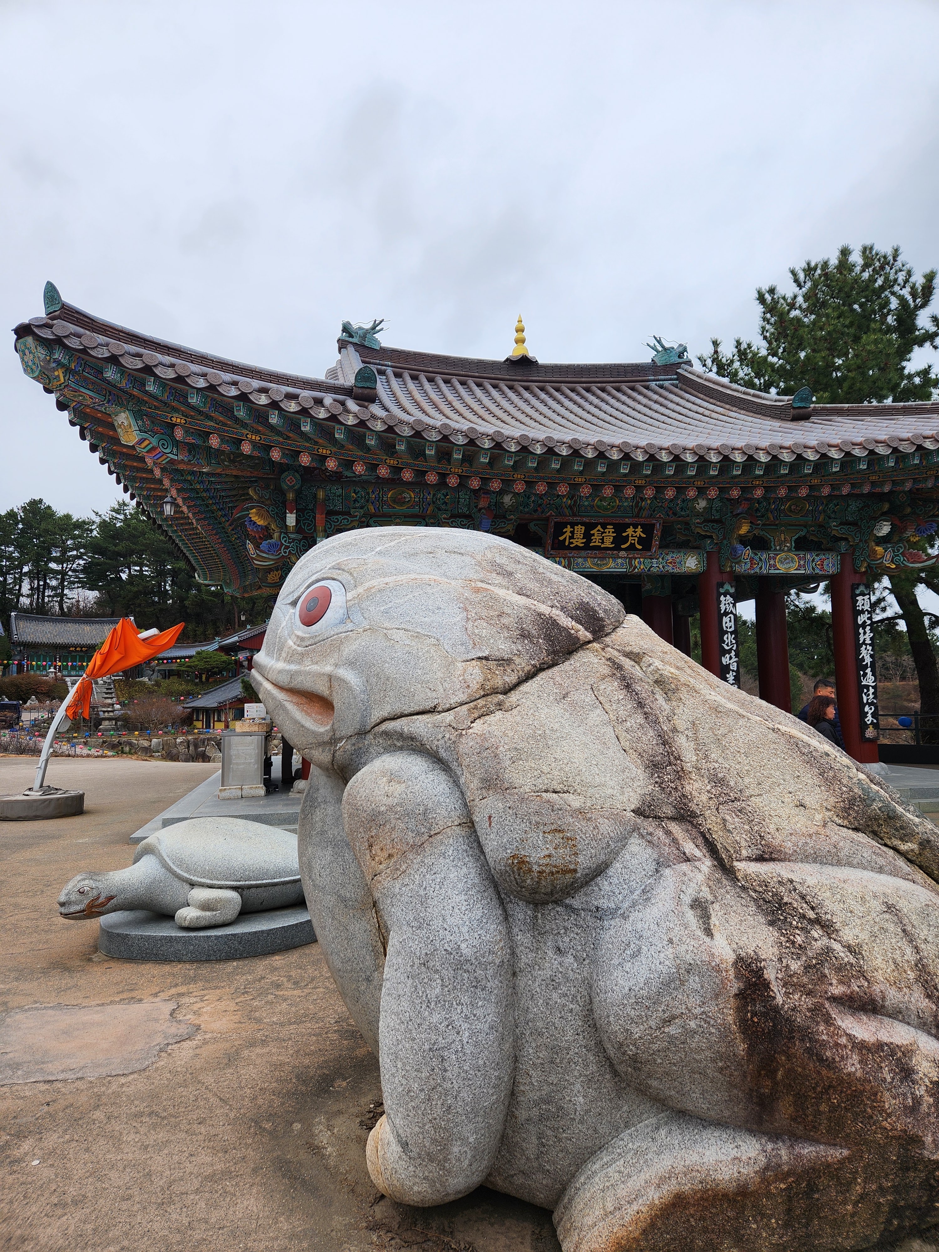 연화대 기암과 난간 클로즈업, 바닷가의 분위기 가득.