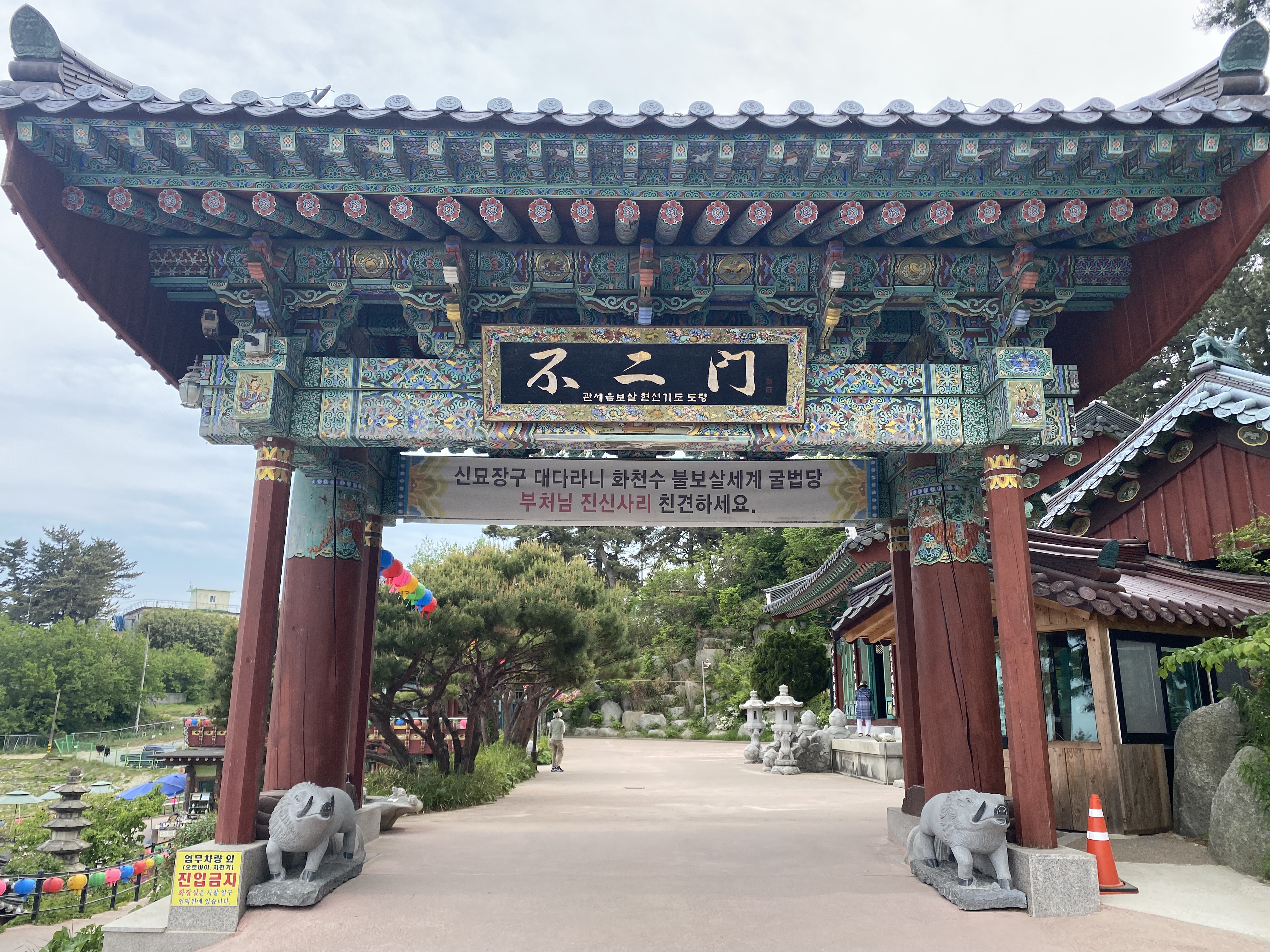 연화대의 탁 트인 시야, 바다 수평선이 이어짐.